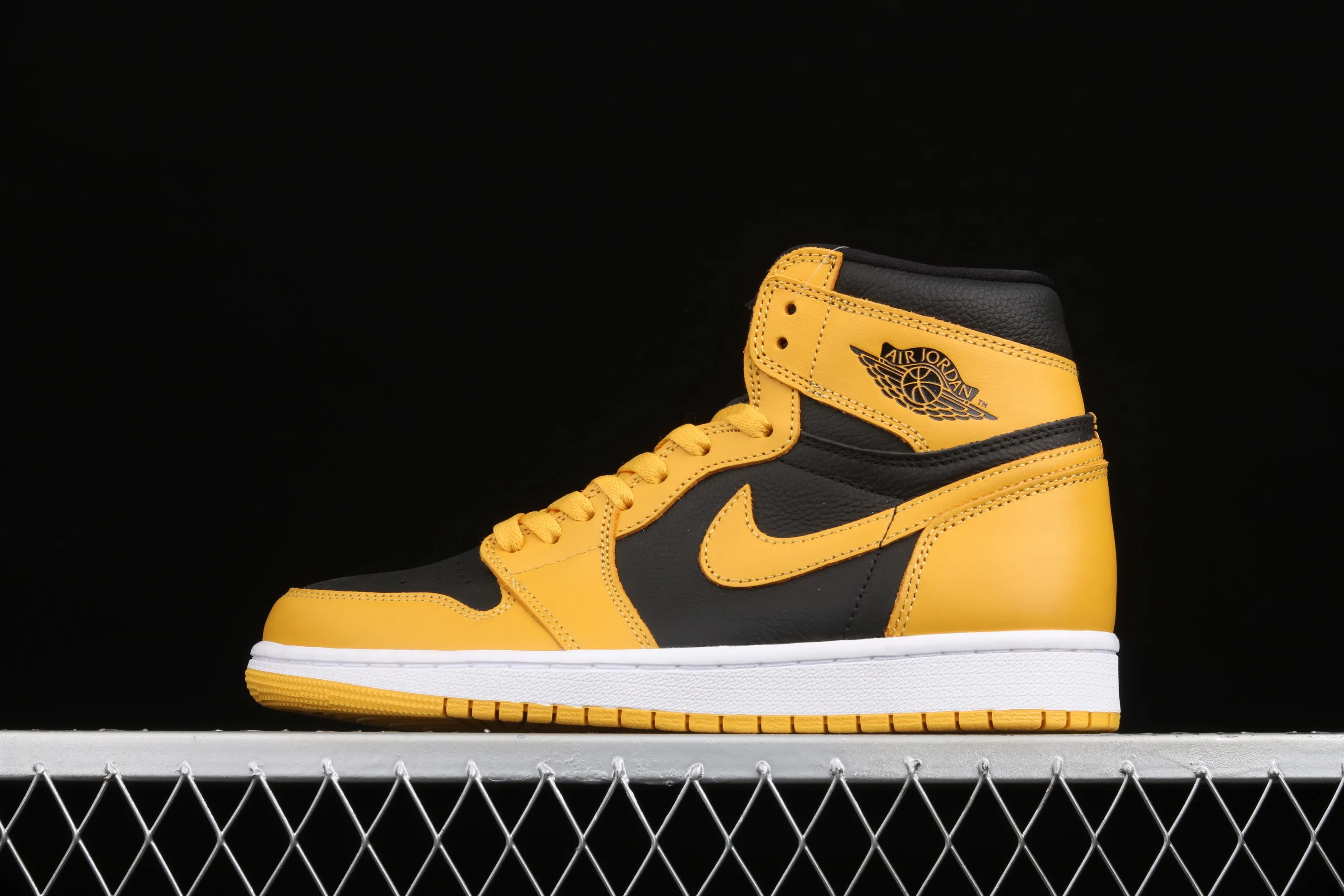 All categories Air Jordan Jordan series basketball shoes Air Jordan 1 High L version Air Jordan 1 High OG "Pollen" AJ1 Joe 1 black and yellow 555088-701